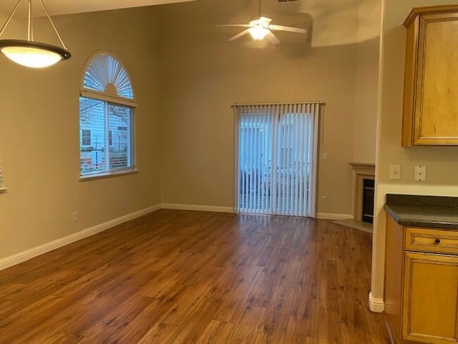 Building Photo - AVAILABLE NOW! Roseville 2 bed/2.5 bath, 2 Story Townhome!