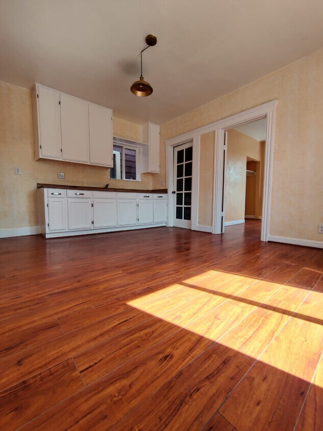 kitchen - 1946 New England St