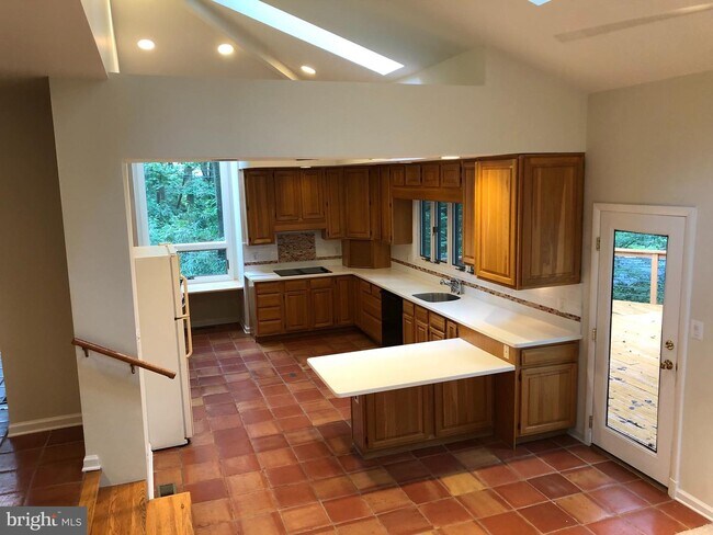Building Photo - 3800 Lakeview Terrace
