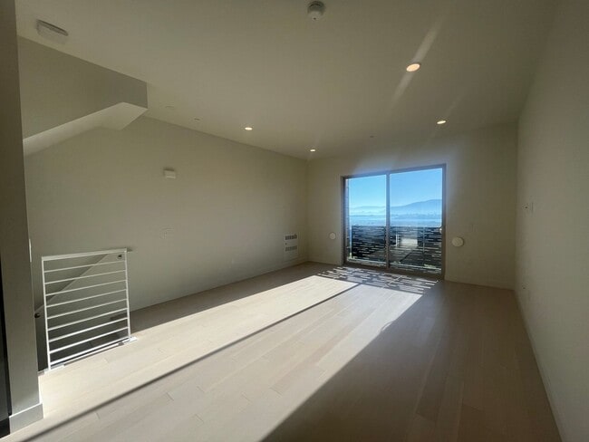 Building Photo - Brand New Three Bedroom Townhouse