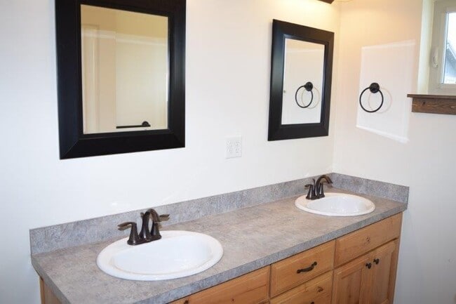 Foto del edificio - Newer 3 Bedroom 2.5 Bath Townhome Close to shopping!