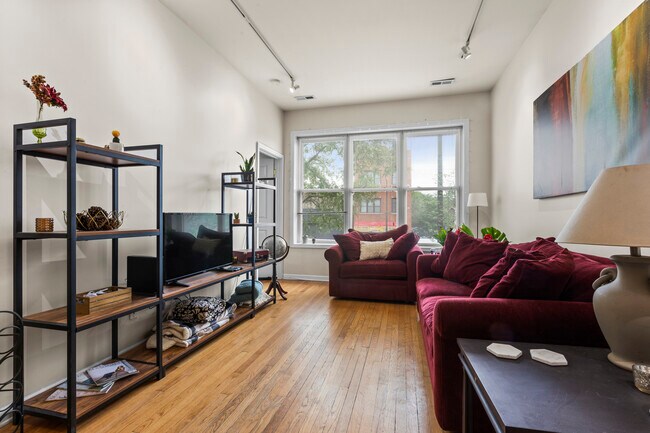 Foto del edificio - 1341 N Western Ave