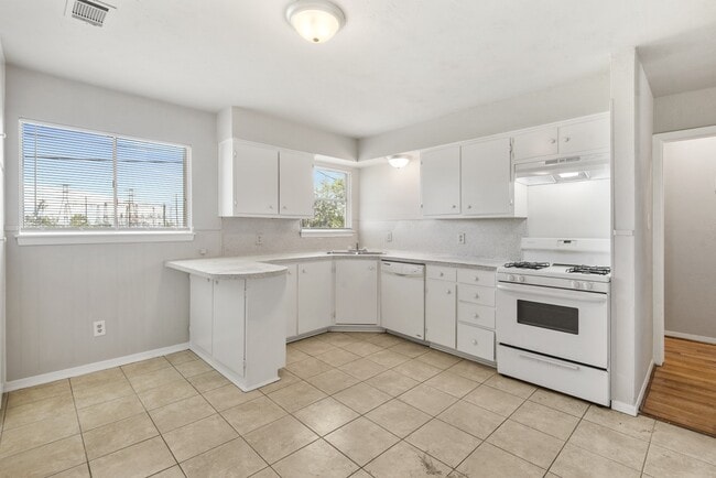 Building Photo - 326 Brookview St