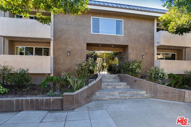 Foto del edificio - 1320 Princeton St