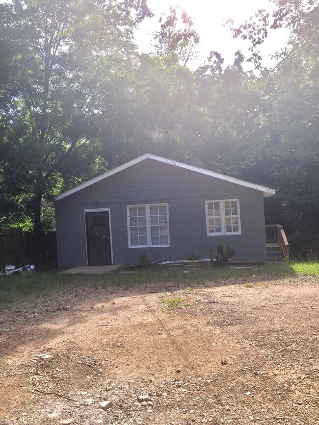 Building Photo - 1 Bed 1 bath house with a lot of yard spac...