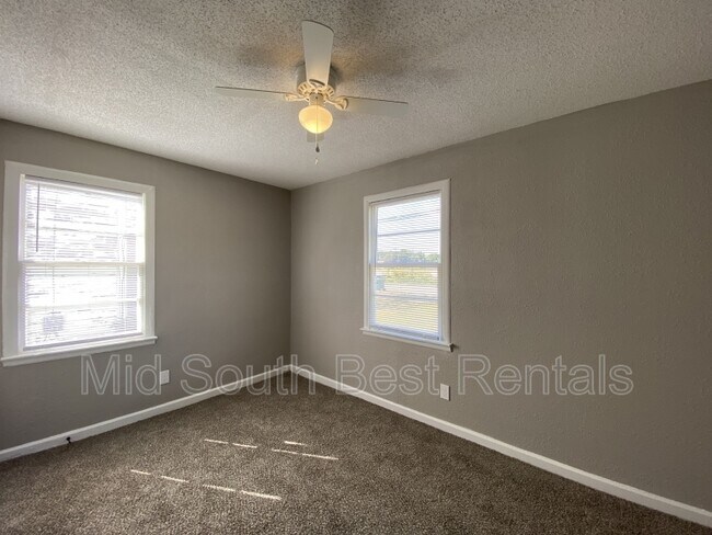 Building Photo - 2092 Labelle St