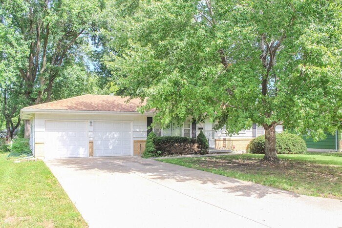 Primary Photo - 3 Bedroom 1.5 Bath Raytown Ranch Style Home