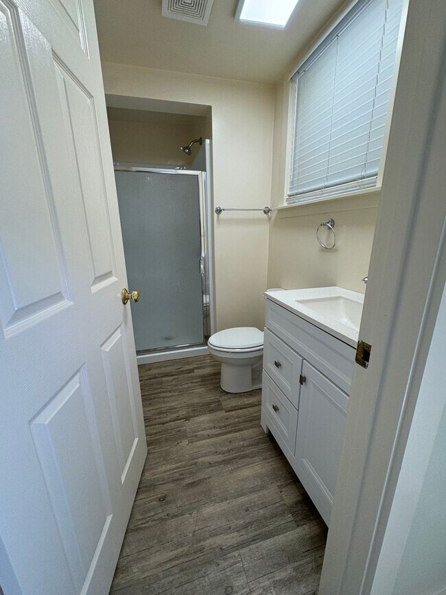 Building Photo - Close to everything super clean single lev...
