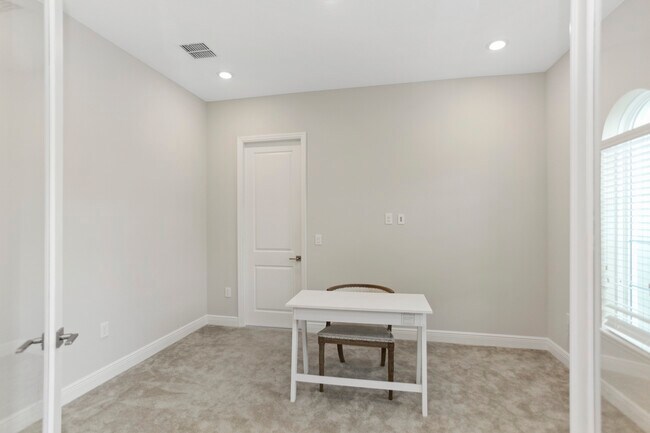Building Photo - 8235 Ludington Cir