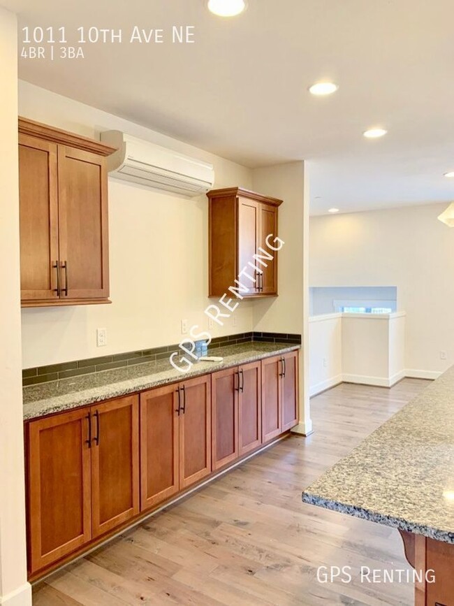 Building Photo - Issaquah Townhome at the Brownstone