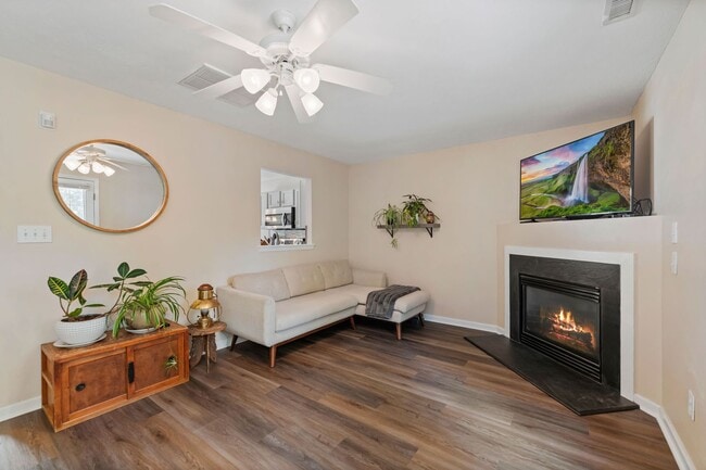 Building Photo - 2 Bd/2.5 Ba Home w/ Fenced Yard w/i Minutes of Downtown Durham!
