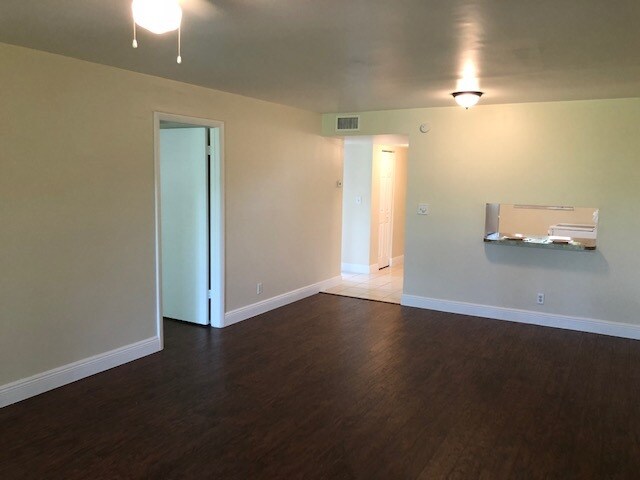 Building Photo - 5520 N Lakewood Cir