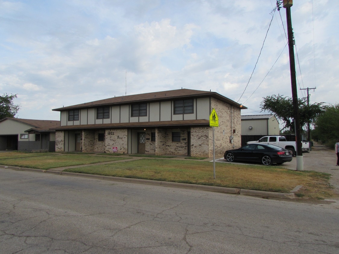 1021 1st St, Graham, TX 76450 Apartments in Graham, TX
