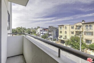 Building Photo - 5030 Rosewood Ave