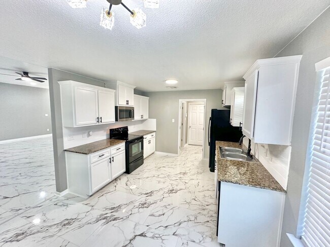 Foto del edificio - AVAILABLE NOW!!