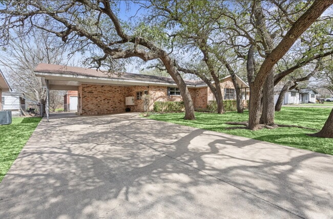 Building Photo - Charming Oak-Shaded Retreat in Woodway’s Coveted Bird Streets with Versatile Living Spaces & Work...