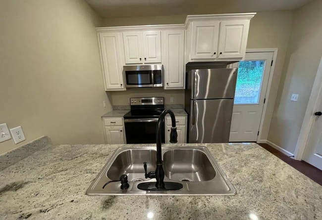 Building Photo - 2 bedroom/2 bath