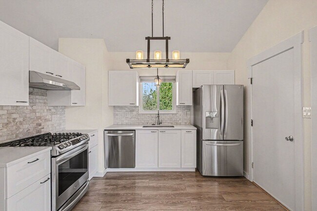 Building Photo - 3 bedroom, 2 car garage, fenced yard, updated and clean!