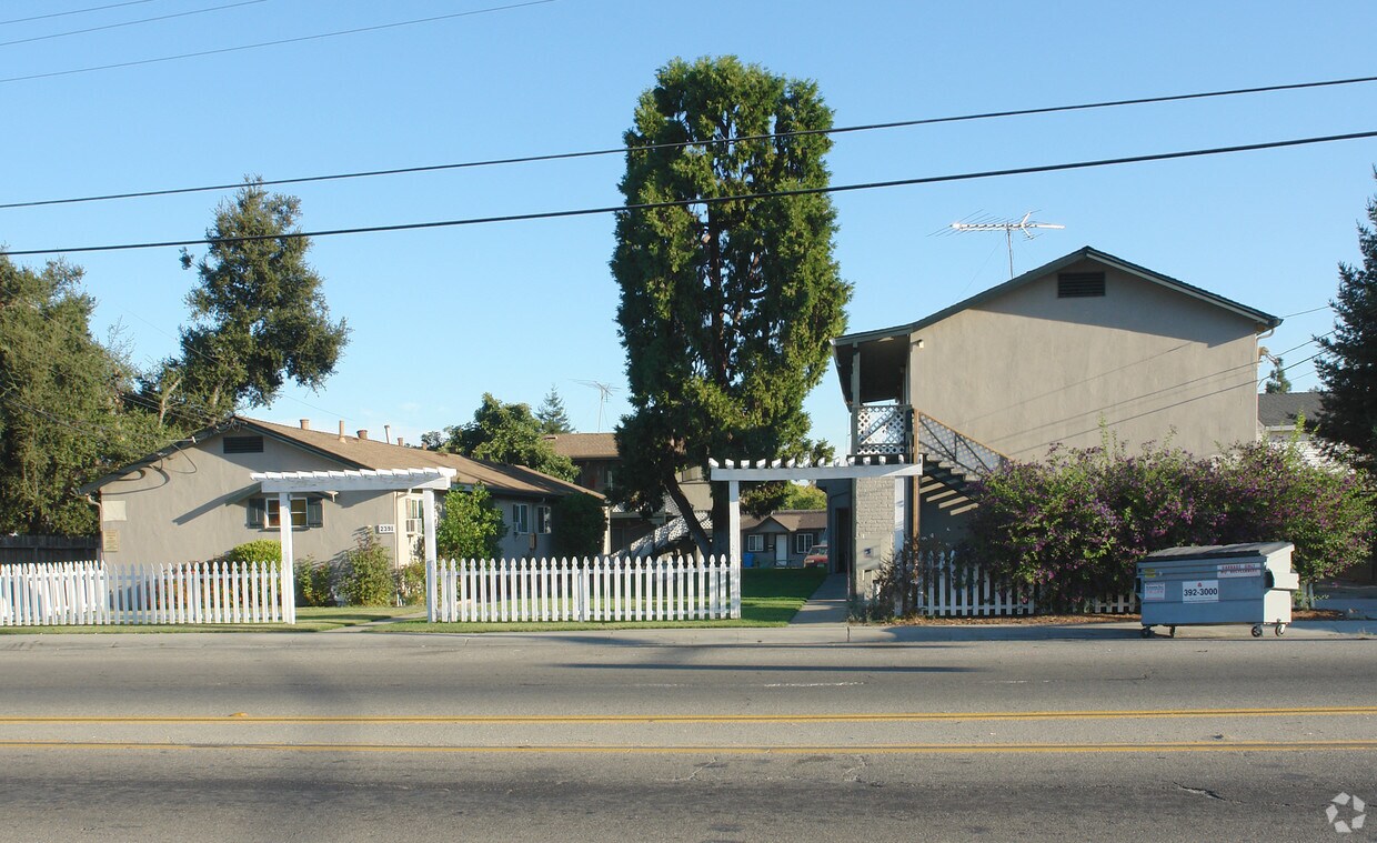 Building Photo - 2389-2391 Moorpark Ave