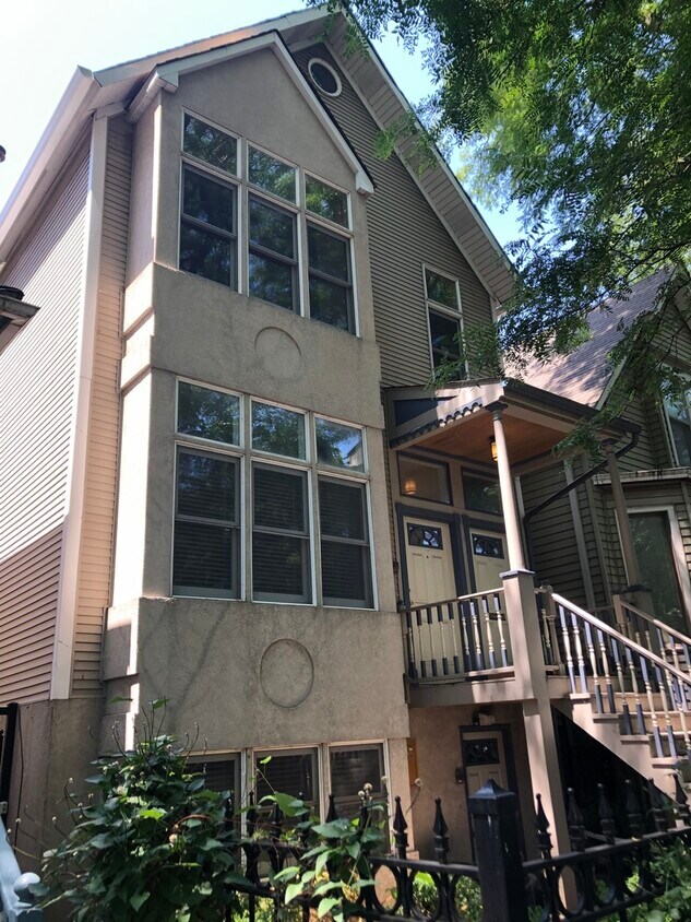 Primary Photo - 3130 N Kenmore Ave