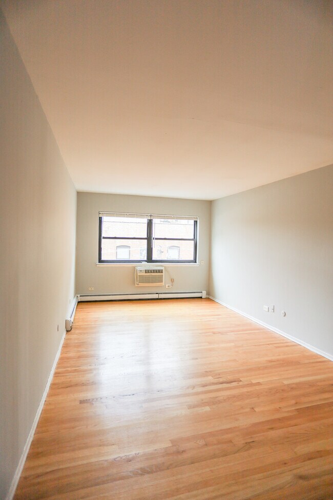 Foto del edificio - 2828 N Cambridge Ave