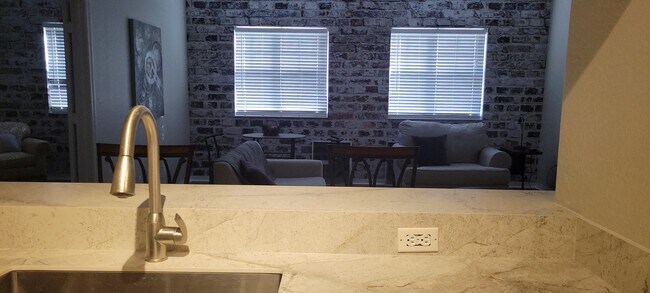 Foto del edificio - 1064 N Tamiami Trl