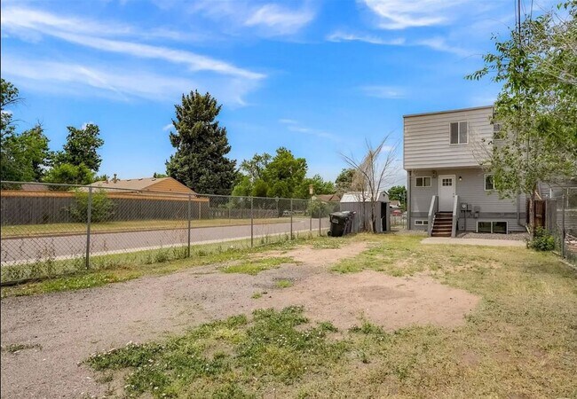 Building Photo - Fully Renovated Townhome Minutes from the ...