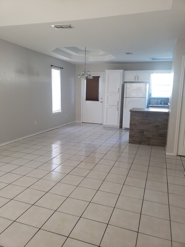 Building Photo - 1105 Lexington Cir