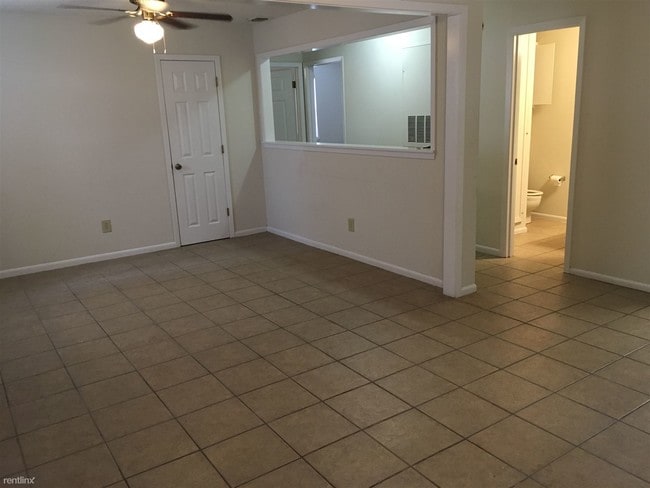 Building Photo - 2 br, 2 bath 4plex - 319 Manuel Dr D