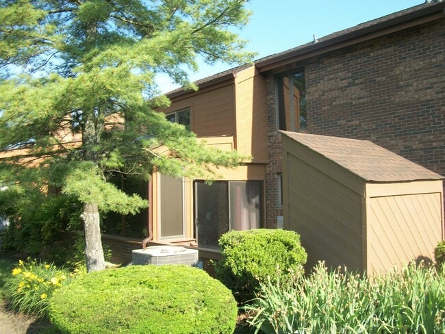 Building Photo - 3 Bedroom Condo