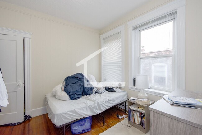 Foto del edificio - 2Br/1Bth, Right on Green Line E, walk to Green Line D. Great location!!