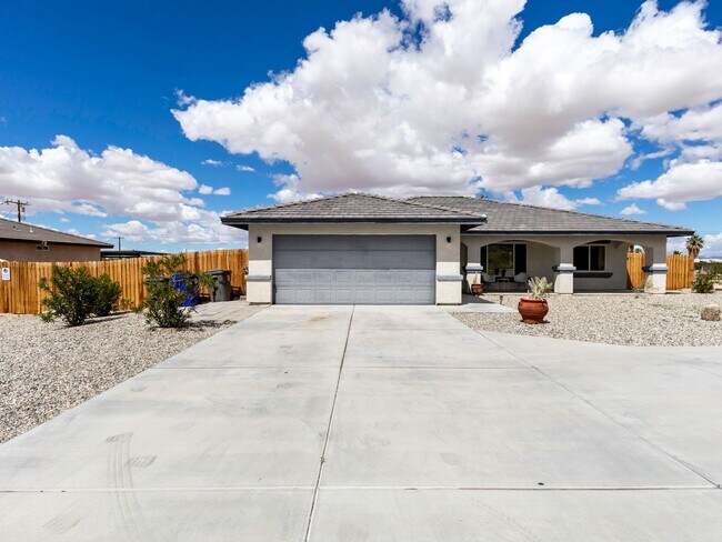 Foto del edificio - Spacious 4 Bedroom 2 Bathroom Home With A Pool