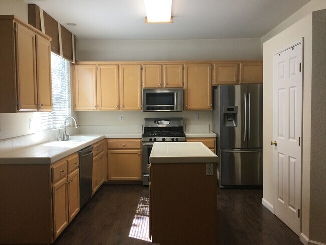 Building Photo - Spacious Home in Gold River! Available NOW!