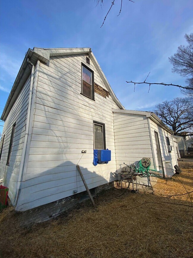 Building Photo - 618 W Monroe St