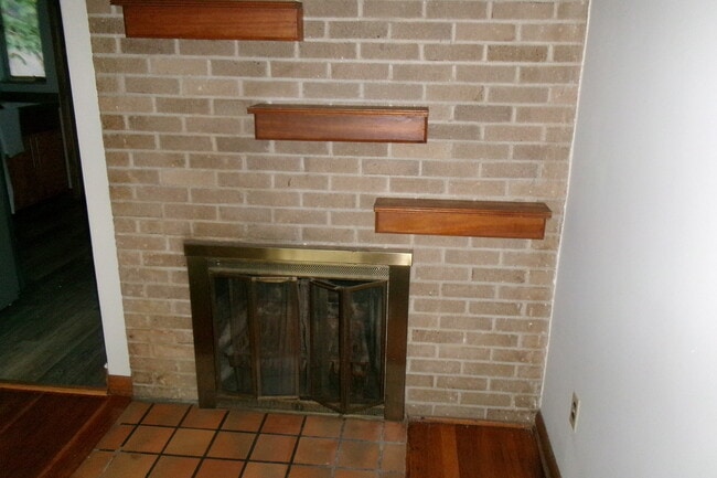Building Photo - 4900 Solar Dr
