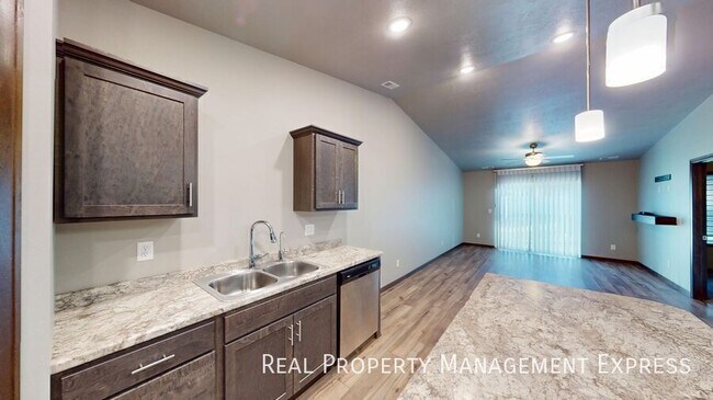 Foto del edificio - Move In Ready Two Bedroom Townhome with Fenced In Backyard