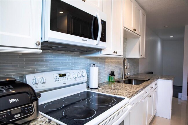 Building Photo - 1270 W 42nd St