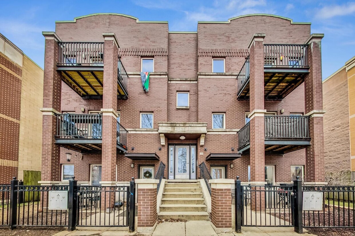 Foto principal - 1226 S Blue Island Ave
