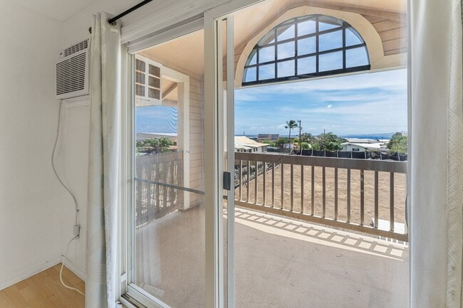 Building Photo - 3bd/2ba upstairs unit with deck