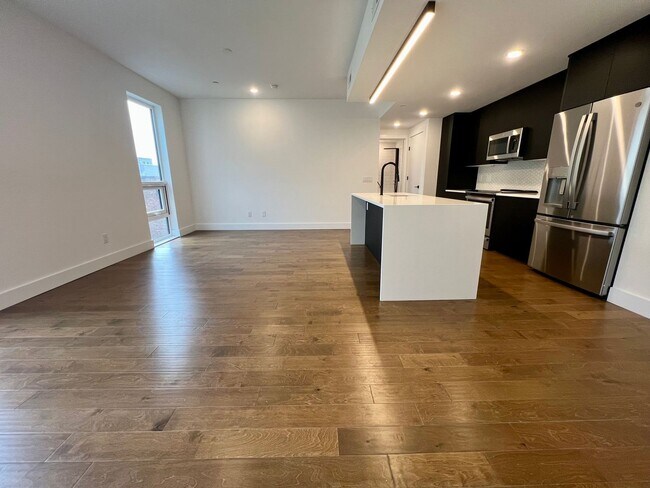 Foto del edificio - Stunning 2-Bed/2-Bath Condo with One-Car Garage and Rooftop Deck! Available NOW!