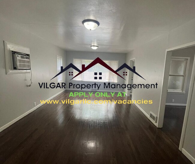 Building Photo - This is Home! 3 bedrooms, 1.5 bath house i...