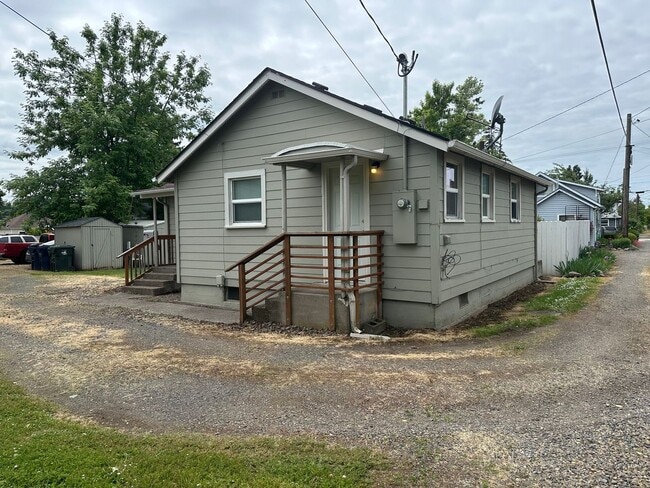 Building Photo - Updated 2 bed 1 bath house in Springfield!