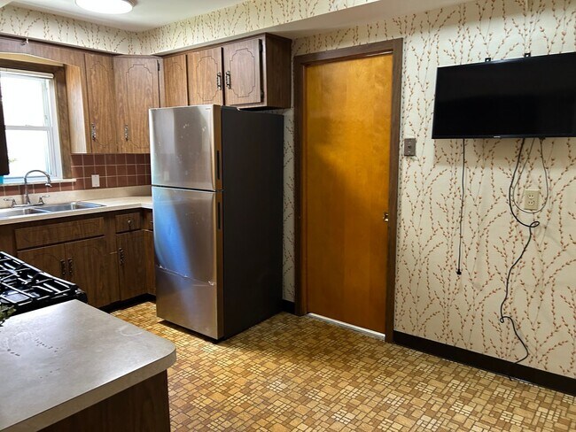Building Photo - Brick 4 Bedrooms house is South Euclid With 2 Cars Detached Garage for Rent