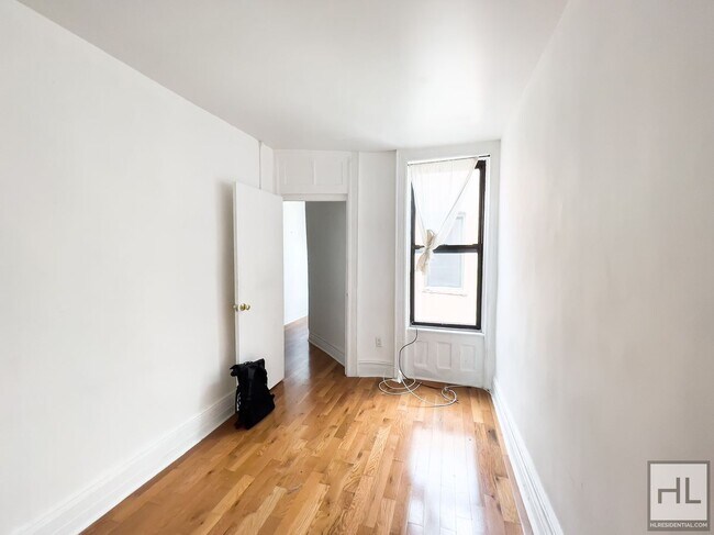 Foto del edificio - STARR STREET / Spacious Bushwick 2-Bed 1-Bath / Amazing Location