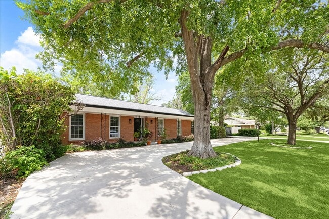 Foto del edificio - 1902 Chimney Rock Rd