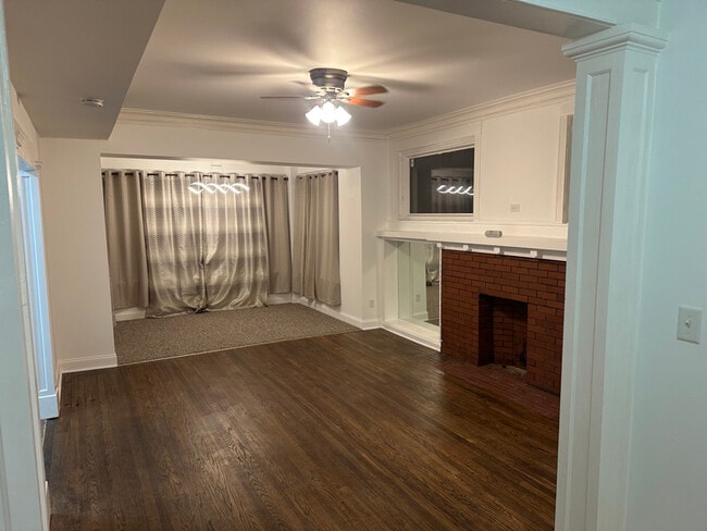 Building Photo - 6108 S Rhodes Ave