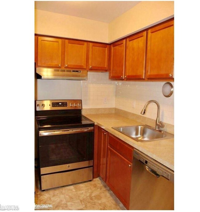 Building Photo - 14231 Ivanhoe Dr