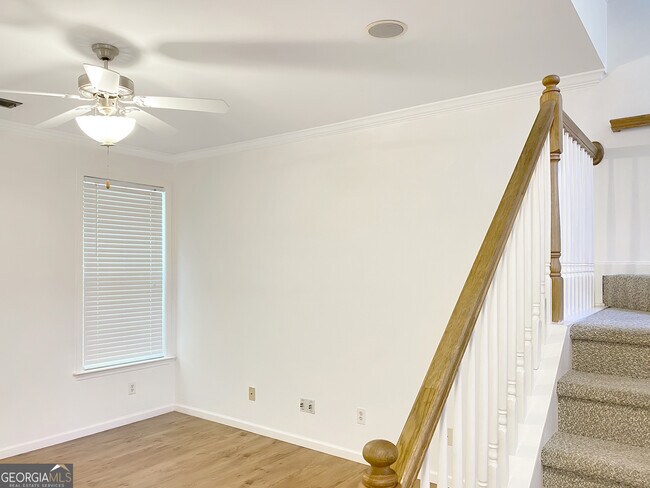 Building Photo - 5242 Whiteoak Ave