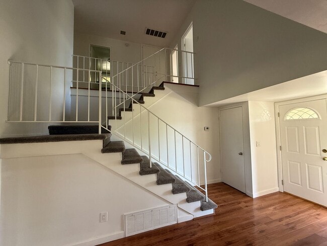 Building Photo - 4 Bedroom Home for Rent in Santa Clarita!