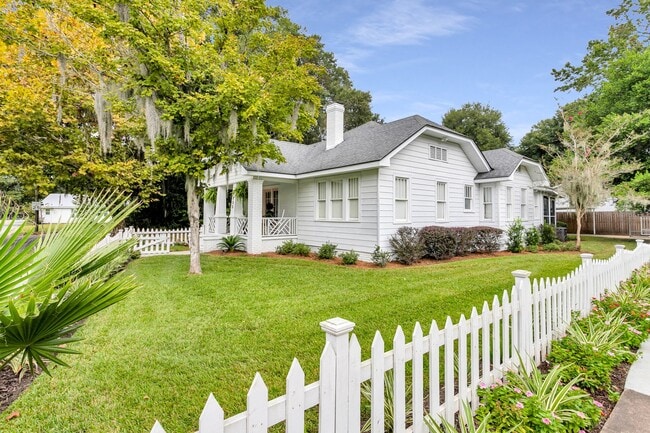 Foto del edificio - Completely Renovated Charming - 3 bedroom 2 bathroom home - 1108 Bonventure Rd, Savannah GA